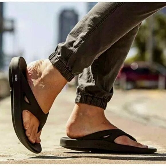OOFOS Unisex Recovery Black Thong Slide Sandals Flip Flop - Picture 1 of 7